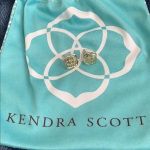 Kendra Scott logo-studs
